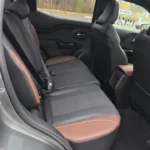 Achterbank gebied van de 2025 Suzuki e Vitara met 40:20:40 split-vouwbare stoelen met verstelbare positie (16 cm schuifbereik)