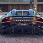 Bugatti Brouillard met Paard - Eerbetoon aan Ettore Bugatti's Paarden Erfgoed