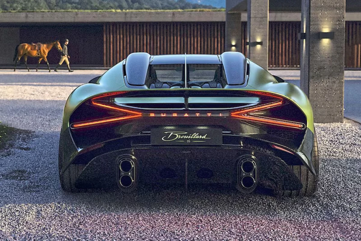 Bugatti Brouillard met Paard - Eerbetoon aan Ettore Bugatti's Paarden Erfgoed