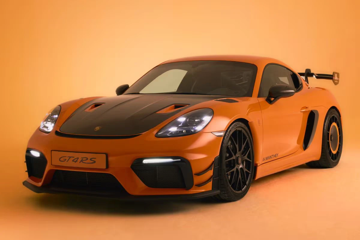 De Tulp Porsche 718 Cayman GT4 RS Vooraanzicht Drie-Kwart met Manthey Racing Kit