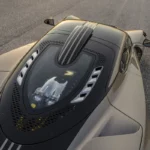 Bovenaanzicht van Hennessey Venom F5 Revolution LF motorruimte met de 6,6L twin-turbo V8 Fury motor met koolstofvezel cover en champagne metallic lak afwerking