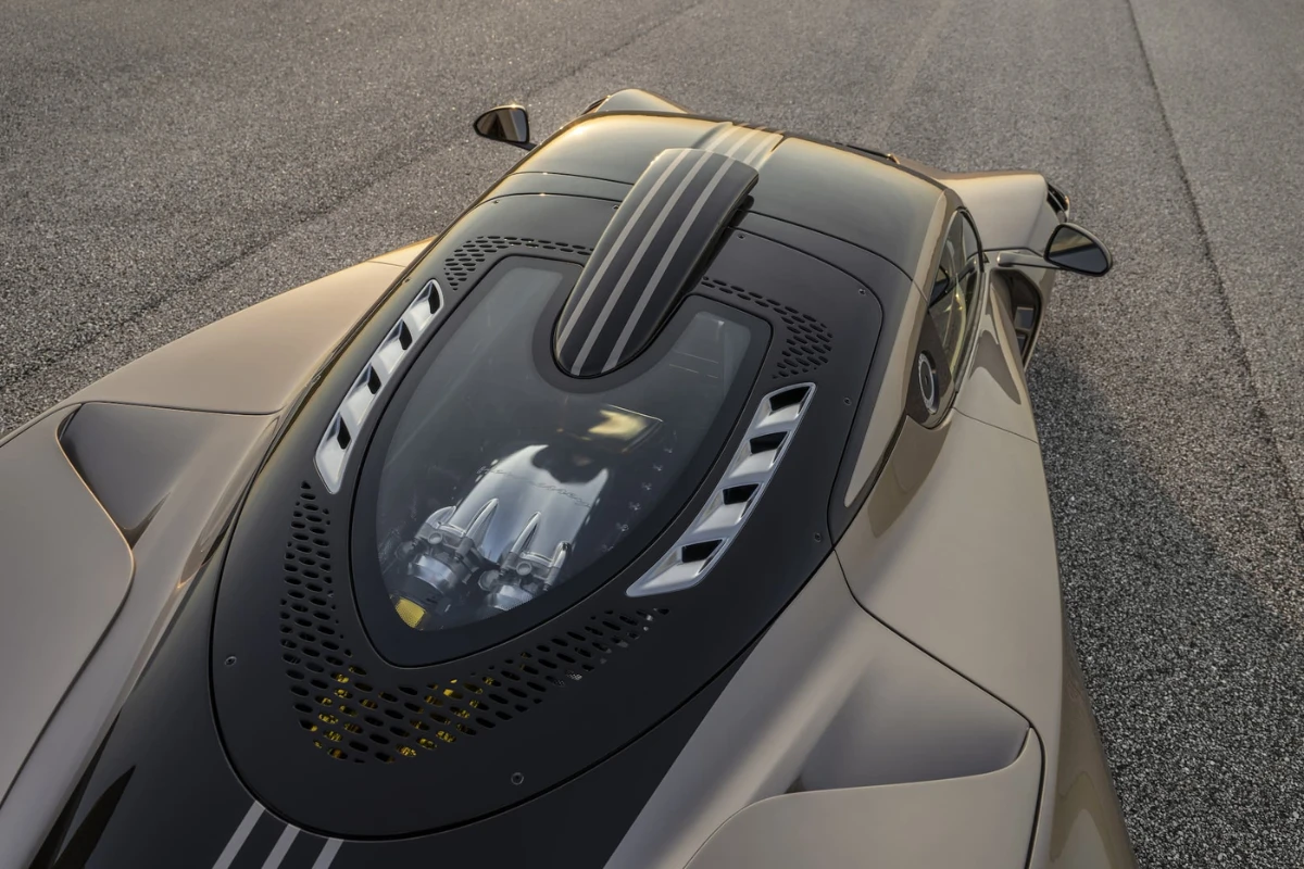 Bovenaanzicht van Hennessey Venom F5 Revolution LF motorruimte met de 6,6L twin-turbo V8 Fury motor met koolstofvezel cover en champagne metallic lak afwerking