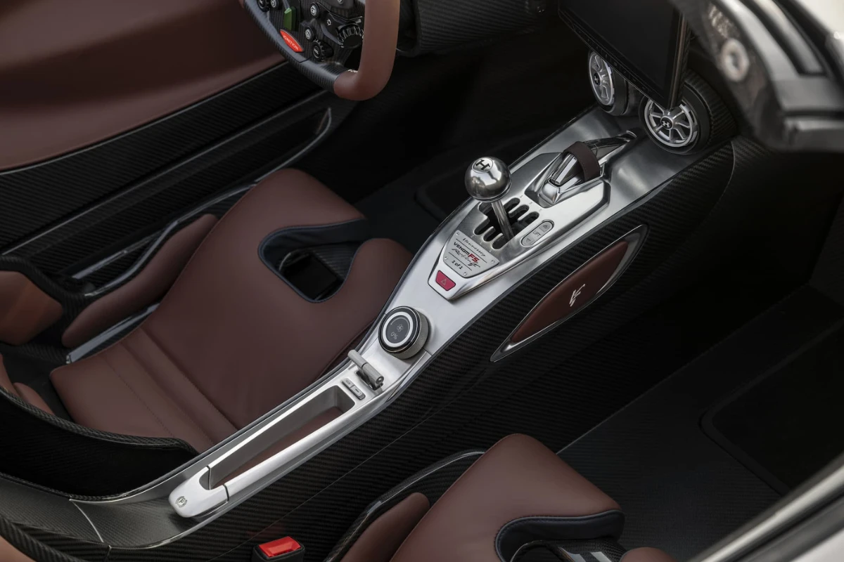 Gedetailleerd zicht van Hennessey Venom F5 Revolution LF handgeschakelde transmissie versnellingspook met H-patroon poort, aluminium constructie, en koolstofvezel middenconsole