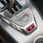 Close-up detail van Hennessey Venom F5 Revolution LF middenconsole met bewerkte aluminium "1 van 1" badge en precisie-vervaardigde interieur elementen
