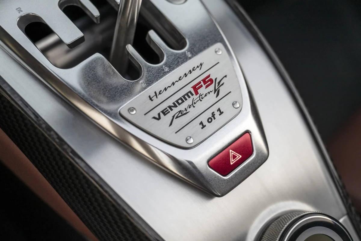 Close-up detail van Hennessey Venom F5 Revolution LF middenconsole met bewerkte aluminium "1 van 1" badge en precisie-vervaardigde interieur elementen