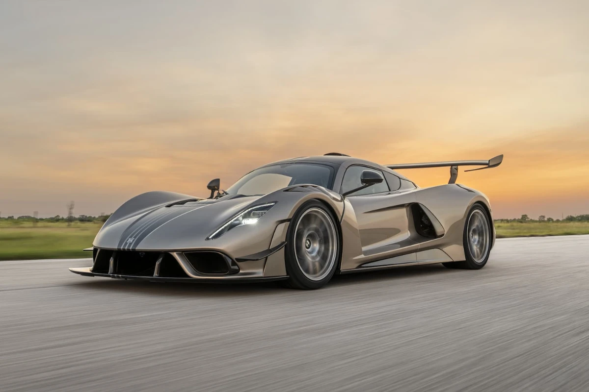 Front driekwart zicht van Hennessey Venom F5 Revolution LF op circuit met agressieve front aerodynamica, champagne lak, en circuit-gerichte ontwerp elementen