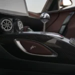 Close-up detail van Hennessey Venom F5 Revolution LF handgeschakelde transmissie versnellingspook met metallieke afwerking en koolstofvezel interieur omgeving