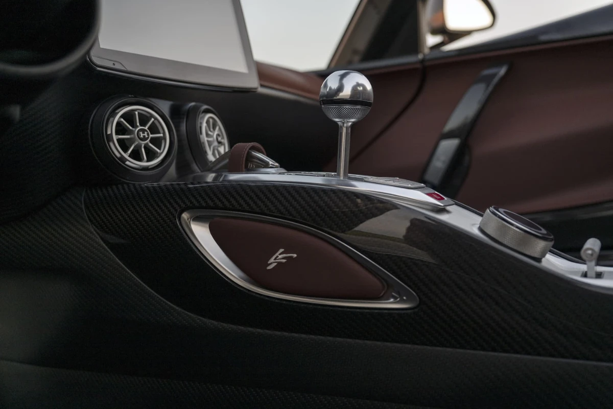 Close-up detail van Hennessey Venom F5 Revolution LF handgeschakelde transmissie versnellingspook met metallieke afwerking en koolstofvezel interieur omgeving