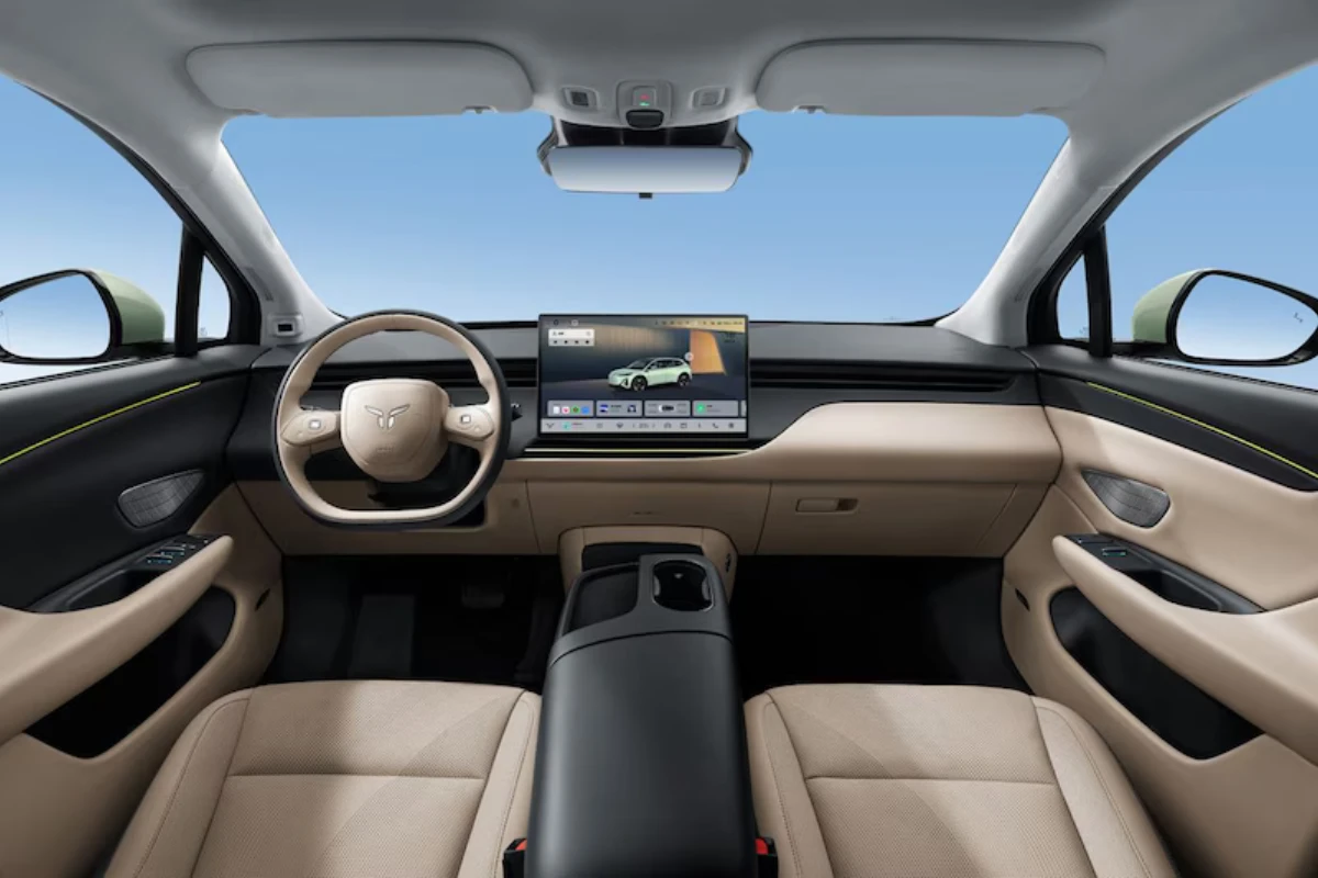 Interieur beeld van Hongqi EHS5 elektrische SUV met beige lederen dashboard, groot centraal touchscreen display, stuurwiel met Hongqi logo, en panoramisch schuifdak