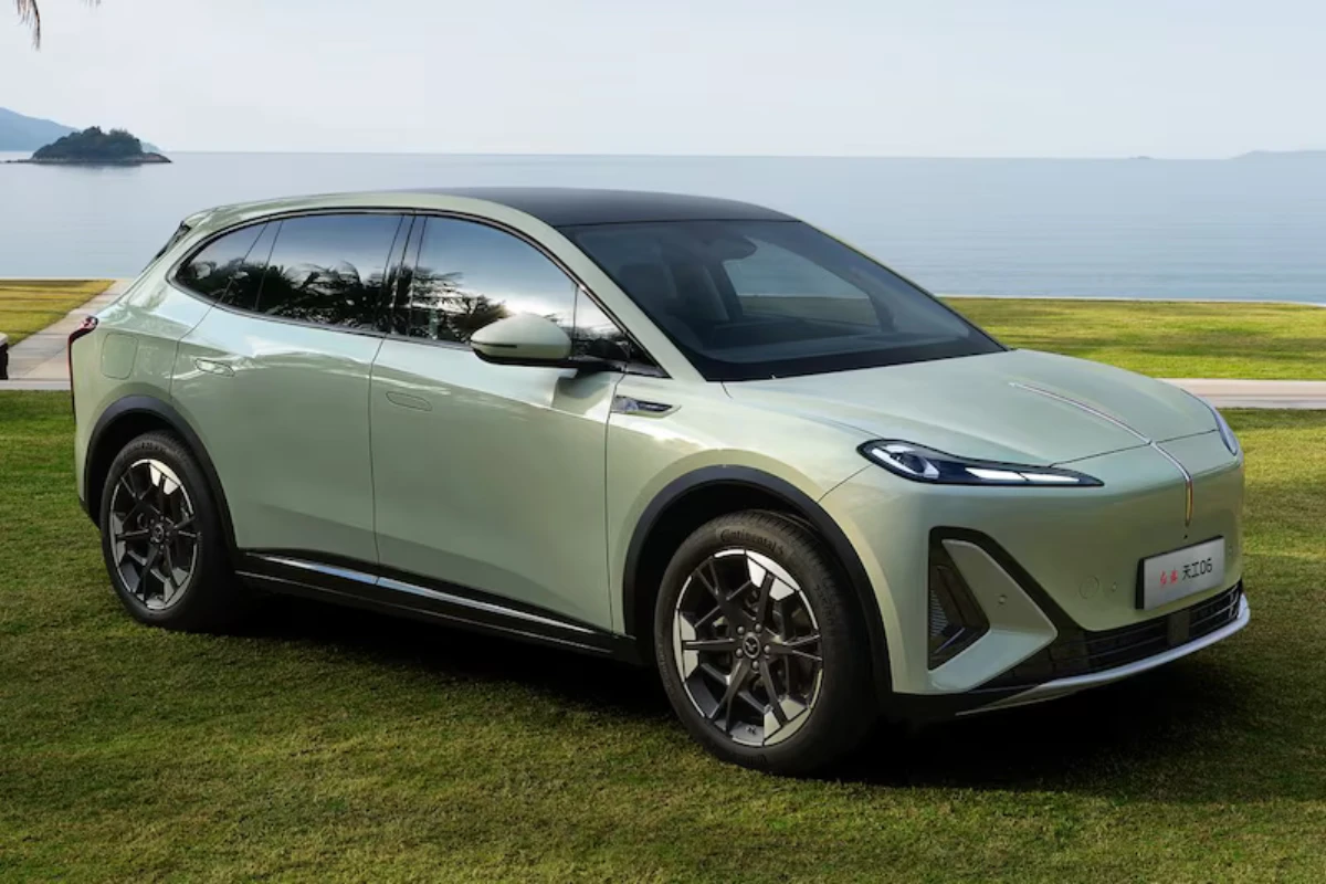 Volledig zijaanzicht van Hongqi EHS5 elektrische SUV gepositioneerd tegen kustlandschap met complete voertuig proporties, velg design, en luxe SUV houding