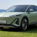 Voor driekwart aanzicht van Hongqi EHS5 elektrische SUV met kenmerkende rode streep over grille, LED koplamp design, en moderne voorbumper styling