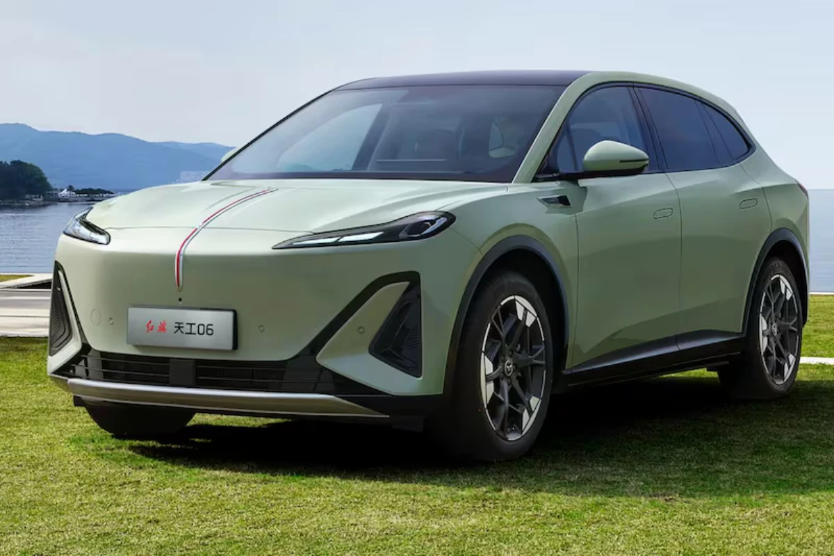 Voor driekwart aanzicht van Hongqi EHS5 elektrische SUV met kenmerkende rode streep over grille, LED koplamp design, en moderne voorbumper styling