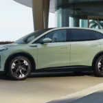Zijaanzicht van Hongqi EHS5 elektrische SUV in groene kleur met modern SUV-design, zwart dak, onderscheidend velgendesign, en luxe exterieur styling