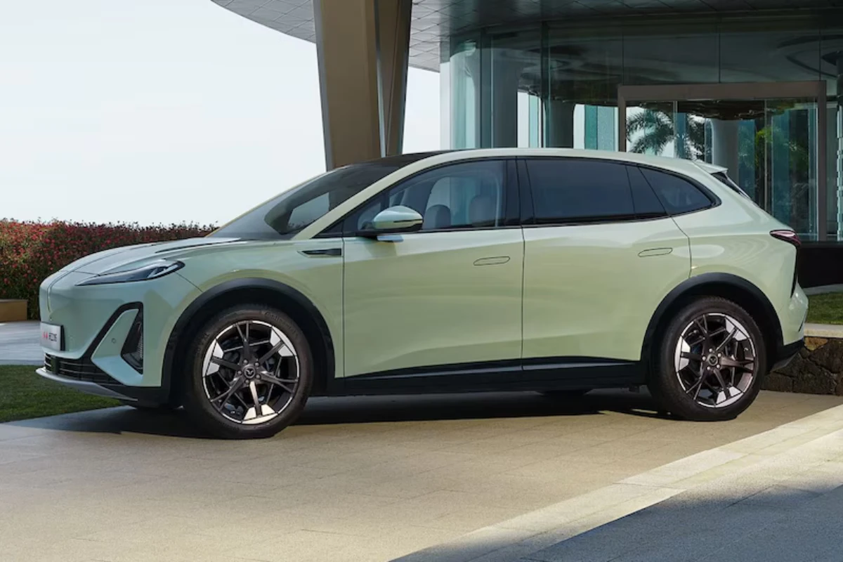 Zijaanzicht van Hongqi EHS5 elektrische SUV in groene kleur met modern SUV-design, zwart dak, onderscheidend velgendesign, en luxe exterieur styling