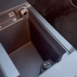 Interieur van het opbergvak in de middenconsole van de Peugeot 5008 uit 2025 met USB-poorten