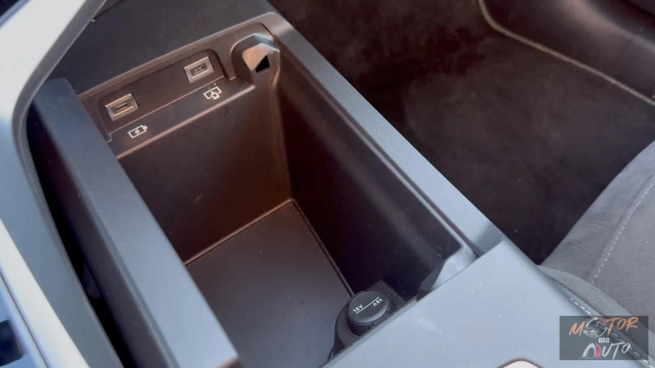 Interieur van het opbergvak in de middenconsole van de Peugeot 5008 uit 2025 met USB-poorten