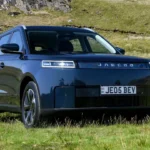 Jaecoo E5 Elektrische SUV Voorkant Driekwart Zicht in Natuurlijke Omgeving