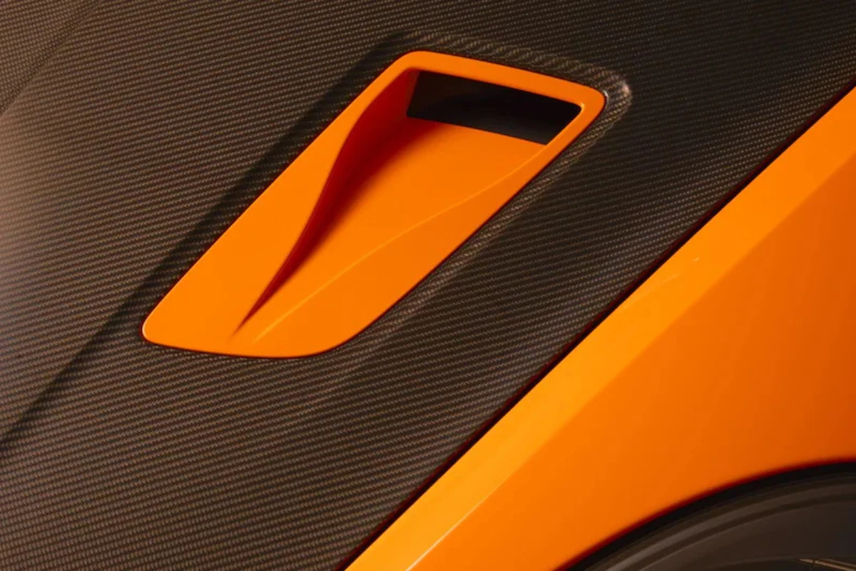 Koolstofvezel Luchtinlaat Detail met Oranje Accent - De Tulp GT4 RS