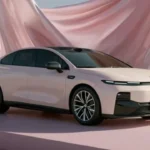 Leapmotor B01 Elektrische Sedan Zijaanzicht - Parelwitte Afwerking