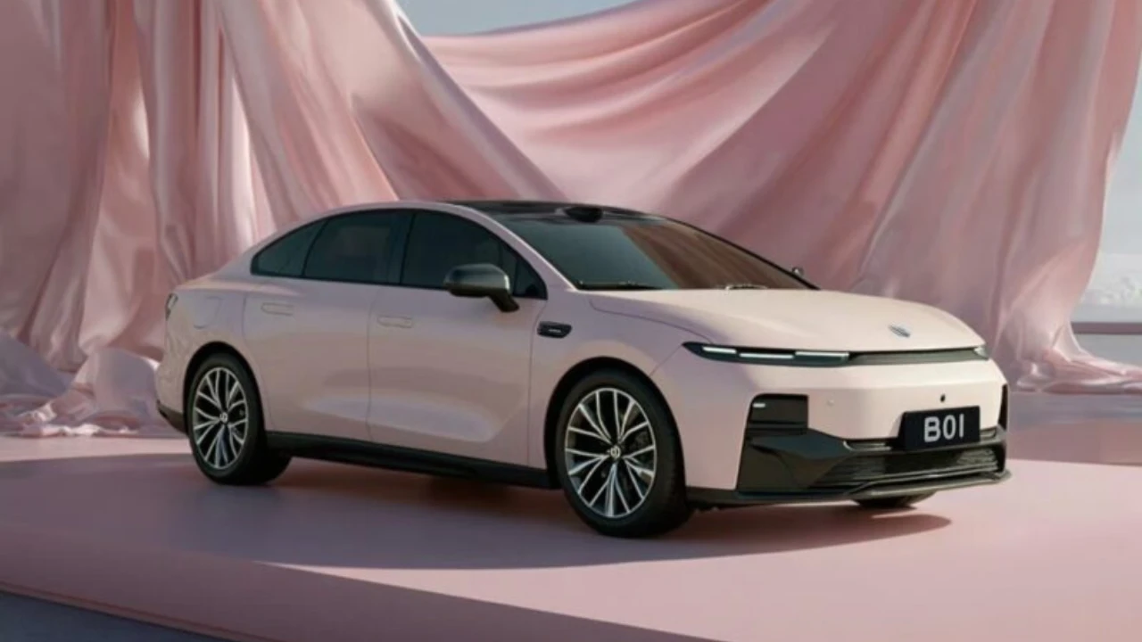 Leapmotor B01 Elektrische Sedan Zijaanzicht - Parelwitte Afwerking