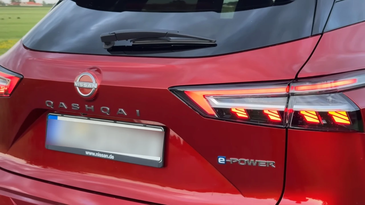Nissan Qashqai 2025 Achterdetail met Verlichte Achterlichten