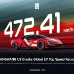 Officiële Yangwang promotiegrafiek met rode U9 Track Edition met grote "472,41 km/h" tekst en rode bewegingslijnen die de wereldwijde EV topsnelheidsrecord prestatie aankondigt