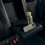 Interieur achterbank aanzicht van 2025 Peugeot 308 facelift met comfortabele zitplaatsen en kwaliteitsmaterialen en praktische opbergoplossingen