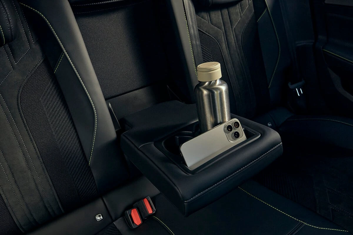 Interieur achterbank aanzicht van 2025 Peugeot 308 facelift met comfortabele zitplaatsen en kwaliteitsmaterialen en praktische opbergoplossingen