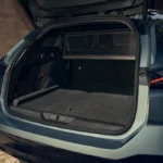 Open kofferbak met bagageruimte van 2025 Peugeot 308 facelift elektrische versie met praktische opbergoplossingen en neerklap mogelijkheid achterbanken