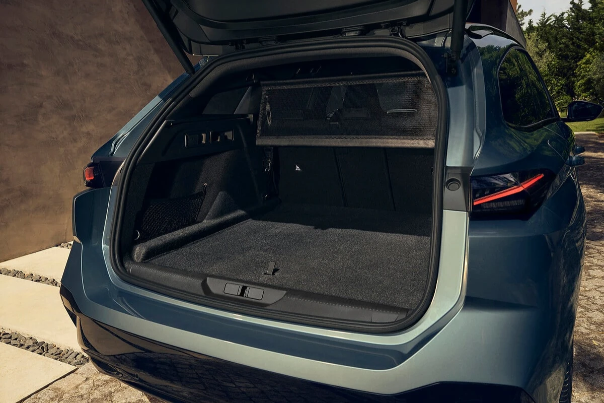 Open kofferbak met bagageruimte van 2025 Peugeot 308 facelift elektrische versie met praktische opbergoplossingen en neerklap mogelijkheid achterbanken