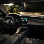 Compleet panoramisch interieur aanzicht van 2025 Peugeot 308 facelift met i-Cockpit design, premium materialen, digitale displays en sfeerverlichting