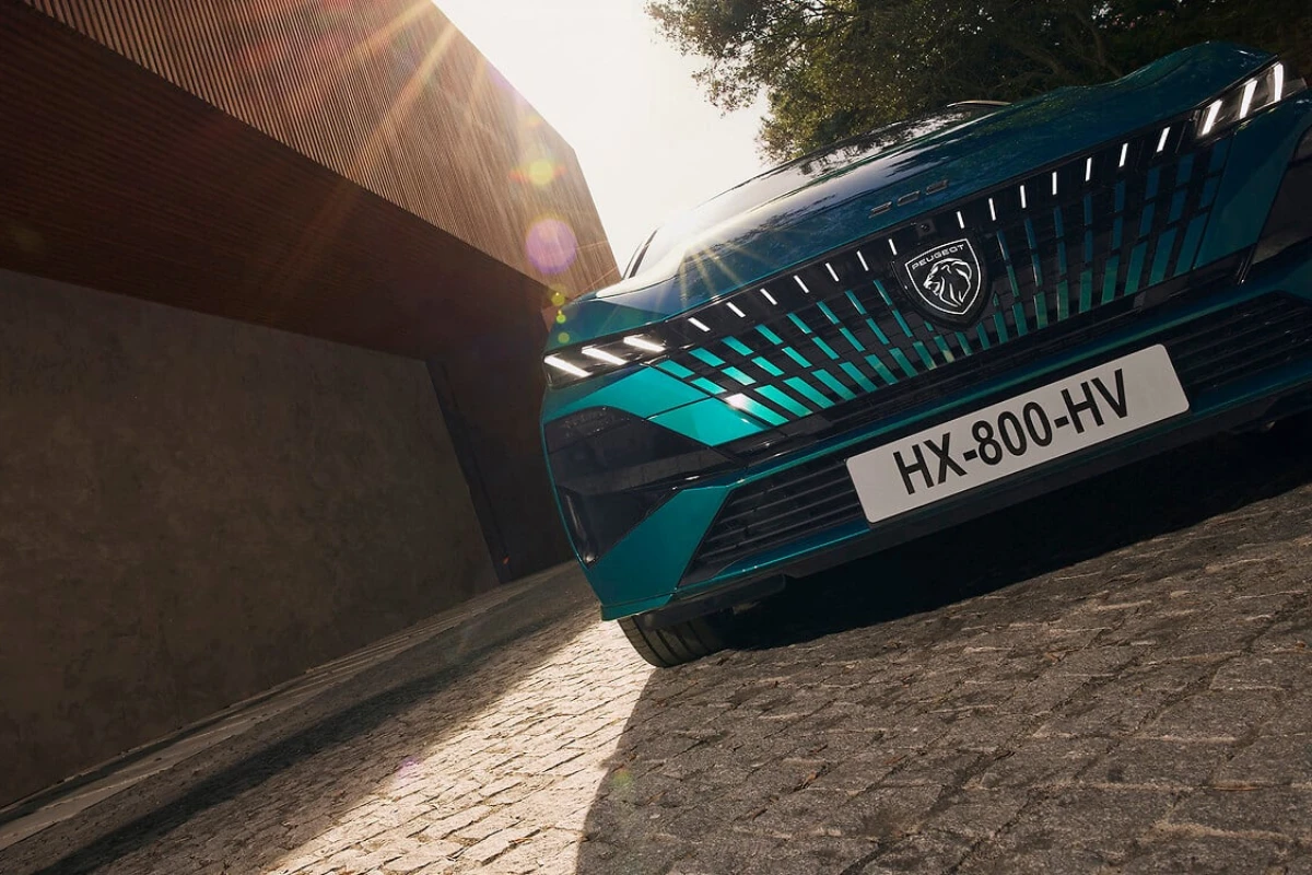 Lage hoek vooraanzicht van de 2025 Peugeot 308 facelift in teal groen met dramatische styling en nieuw bumperdesign en aerodynamische luchtinlaten