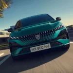 Dynamisch vooraanzicht van de 2025 Peugeot 308 facelift in teal groen met nieuw gesplitst koplampdesign, drieklauw LED-signatuur en aerodynamische grille tijdens het rijden