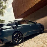 Elektrische laadpoort detail van 2025 Peugeot 308 facelift met laadkabel verbinding en moderne elektrische voertuig infrastructuur