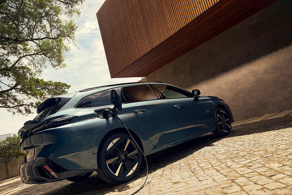 Elektrische laadpoort detail van 2025 Peugeot 308 facelift met laadkabel verbinding en moderne elektrische voertuig infrastructuur