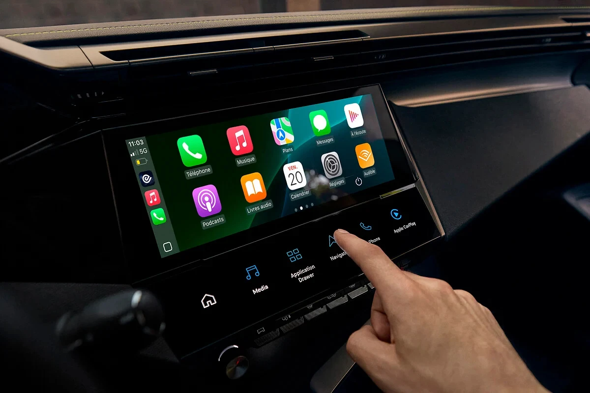Infotainment systeem van 2025 Peugeot 308 facelift met Apple CarPlay interface op 10-inch touchscreen en i-Toggle snelkoppelingen eronder