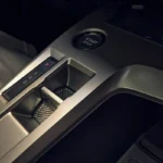 Moderne versnellingsselector en bedieningspaneel detail van 2025 Peugeot 308 facelift met eigentijds design en elektrische voertuig bedieningselementen