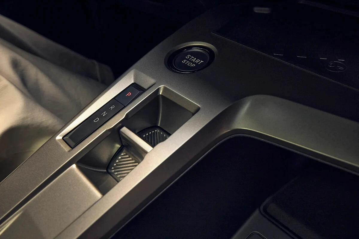 Moderne versnellingsselector en bedieningspaneel detail van 2025 Peugeot 308 facelift met eigentijds design en elektrische voertuig bedieningselementen