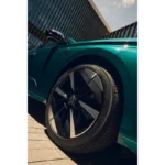 Close-up detail van nieuwe diamant-geslepen 18-inch lichtmetalen velg op de 2025 Peugeot 308 facelift met aerodynamisch design en premium afwerking