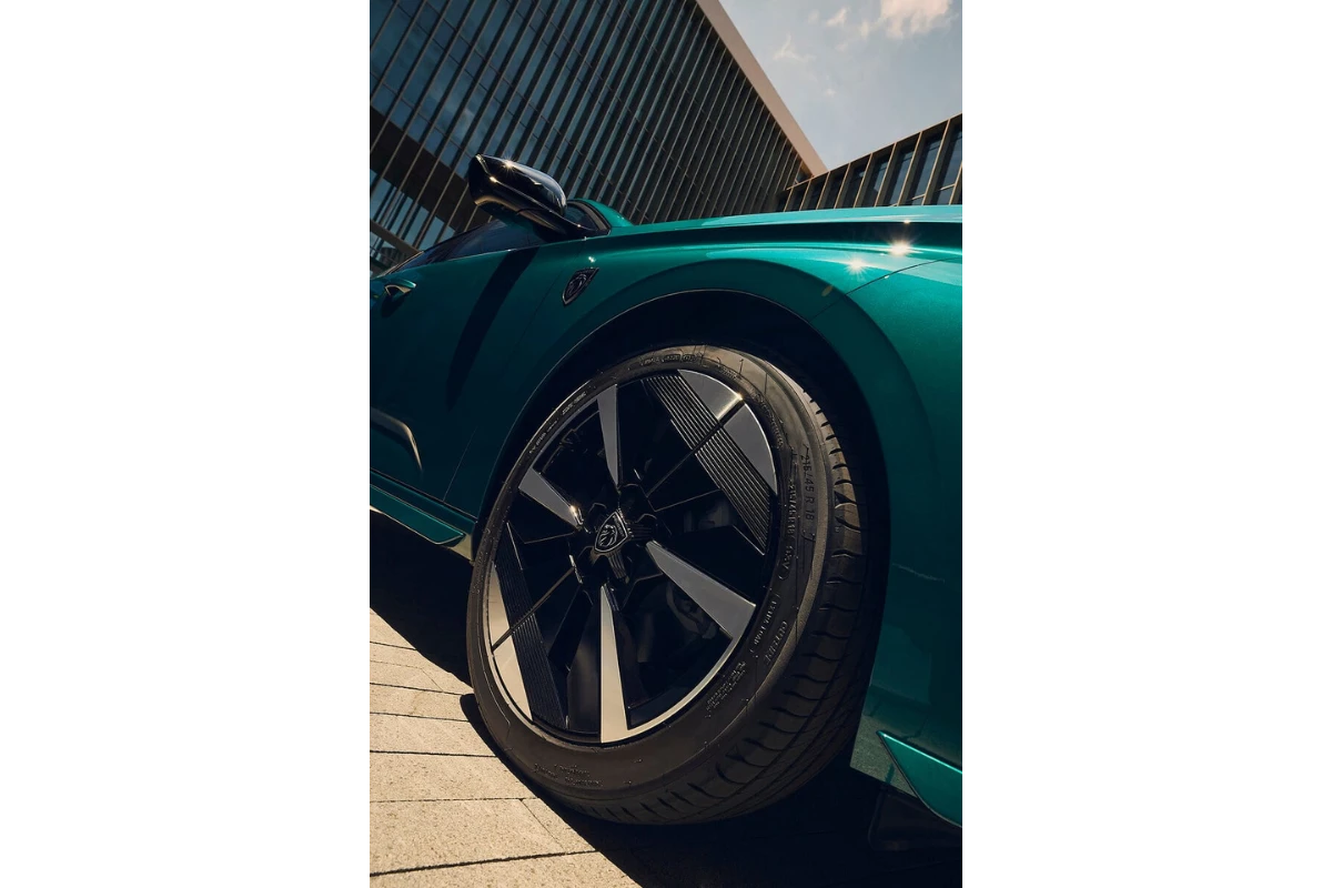 Close-up detail van nieuwe diamant-geslepen 18-inch lichtmetalen velg op de 2025 Peugeot 308 facelift met aerodynamisch design en premium afwerking