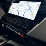 Navigatie systeem display van 2025 Peugeot 308 facelift met TomTom verbonden navigatie en routeplanning en laadoptimalisatie functies