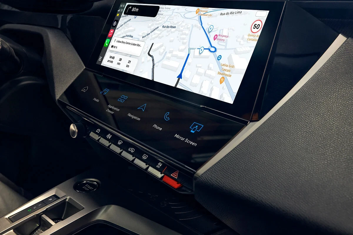 Navigatie systeem display van 2025 Peugeot 308 facelift met TomTom verbonden navigatie en routeplanning en laadoptimalisatie functies