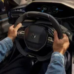 Interieur dashboard aanzicht van 2025 Peugeot 308 facelift met i-Cockpit design, digitaal instrumentencluster, compact stuurwiel en centraal touchscreen