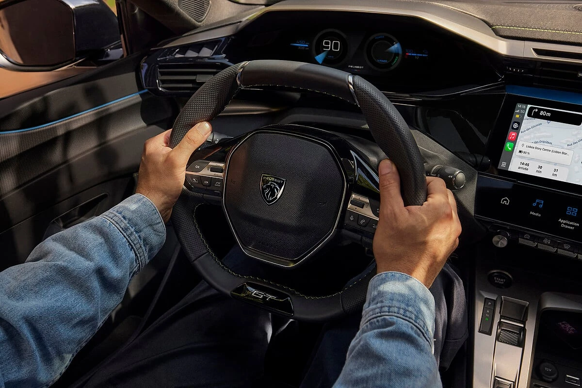 Interieur dashboard aanzicht van 2025 Peugeot 308 facelift met i-Cockpit design, digitaal instrumentencluster, compact stuurwiel en centraal touchscreen
