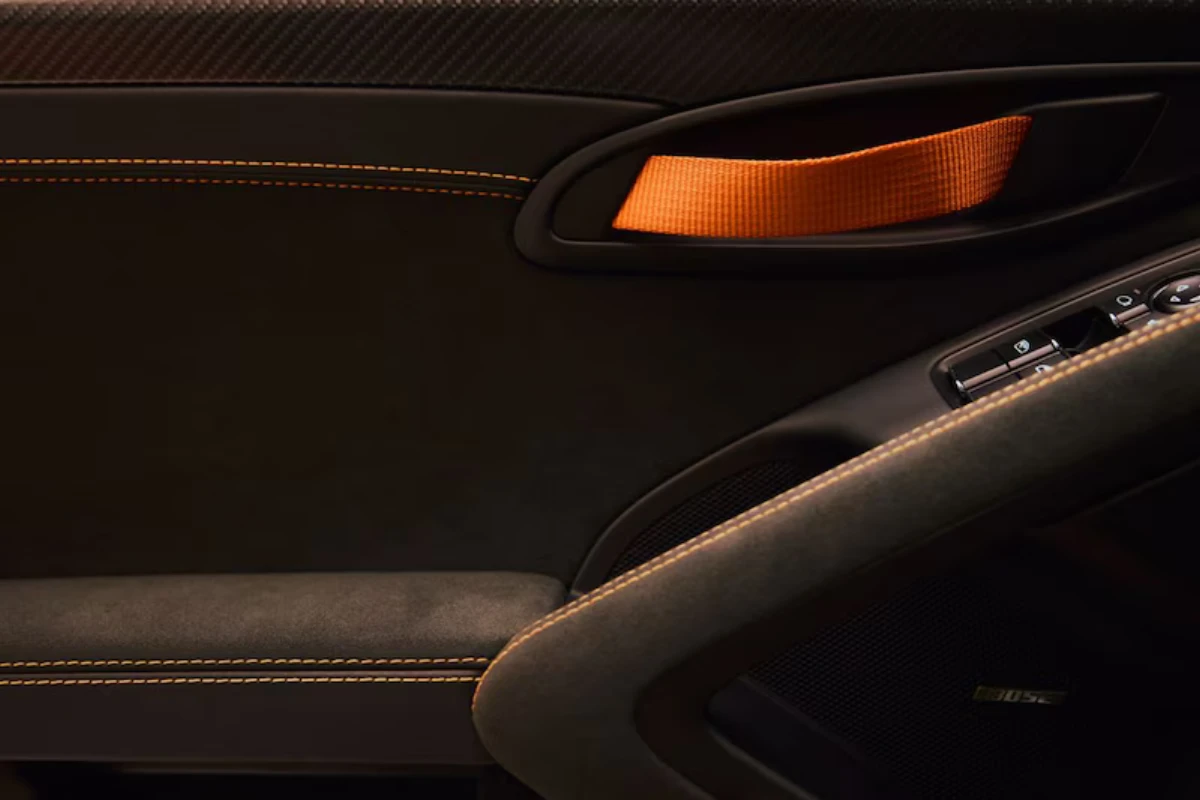Racing Interieur met Oranje Accenten - De Tulp GT4 RS