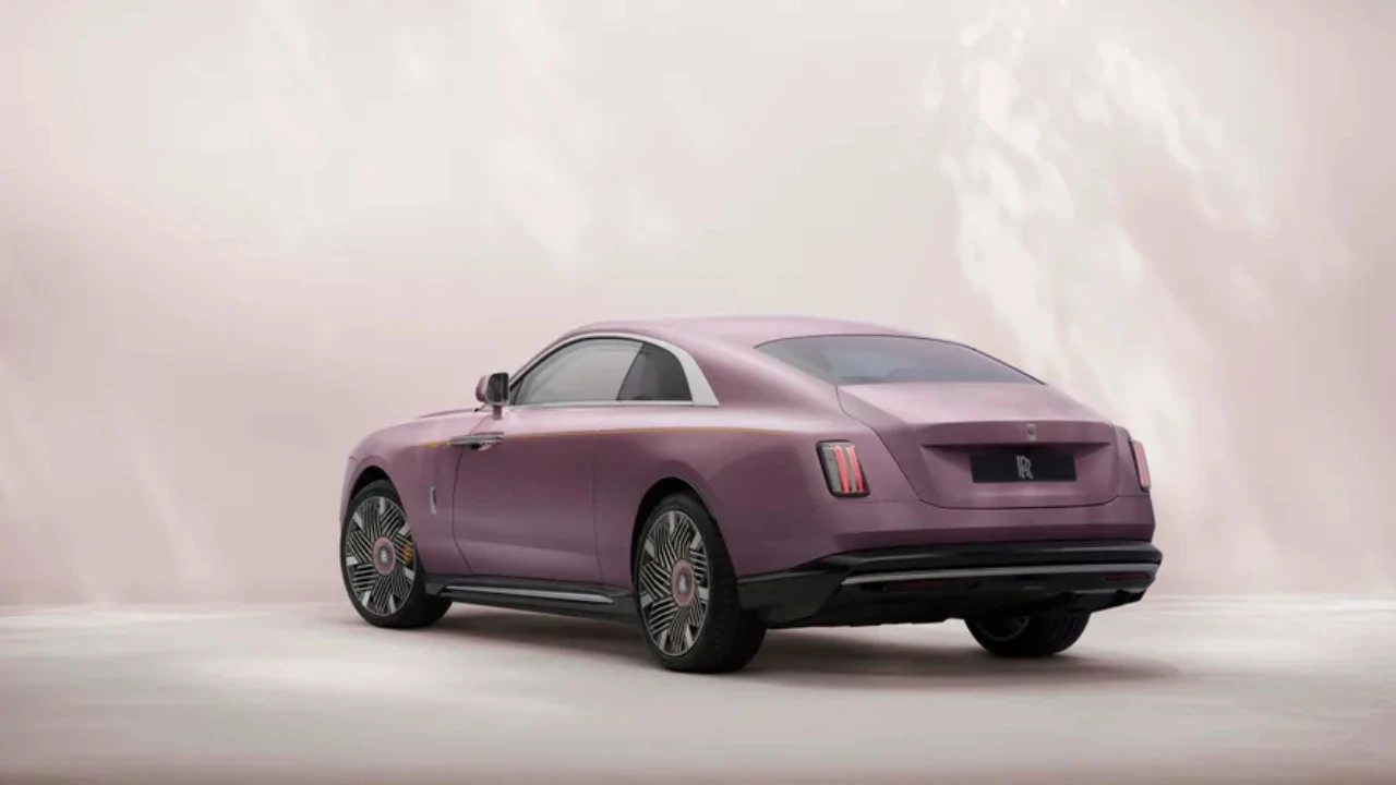 Rolls-Royce Spectre Blossom - Achter Profiel in Velvet Orchid