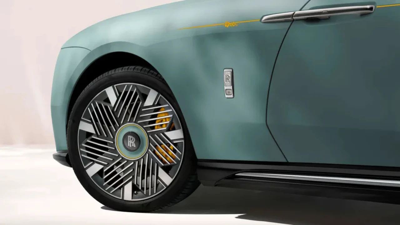 Rolls-Royce Spectre Reverie - Wiel Detail met Forge Yellow Accenten