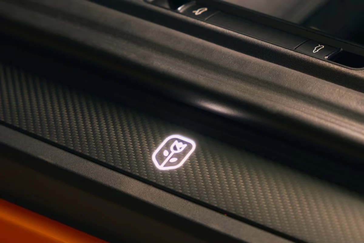 Verlichte Tulp Logo Dorpellijst - De Tulp GT4 RS Interieur Detail