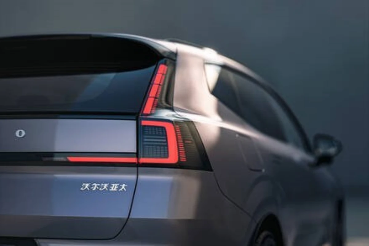 Volvo XC70 PHEV Achterdesign met C-Vormige Achterlichten