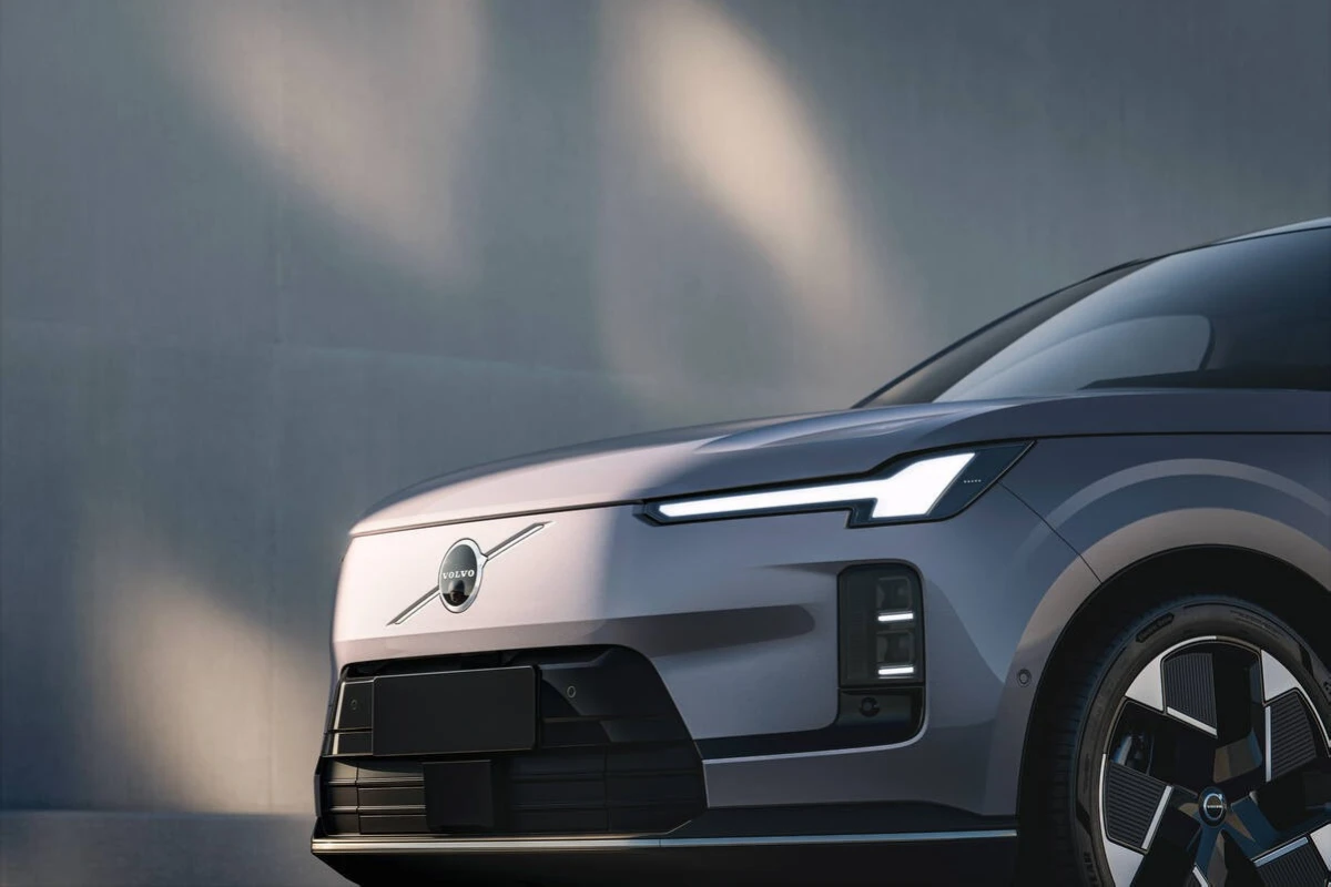 Volvo XC70 PHEV Voordesign met Thor's Hammer-Koplampen